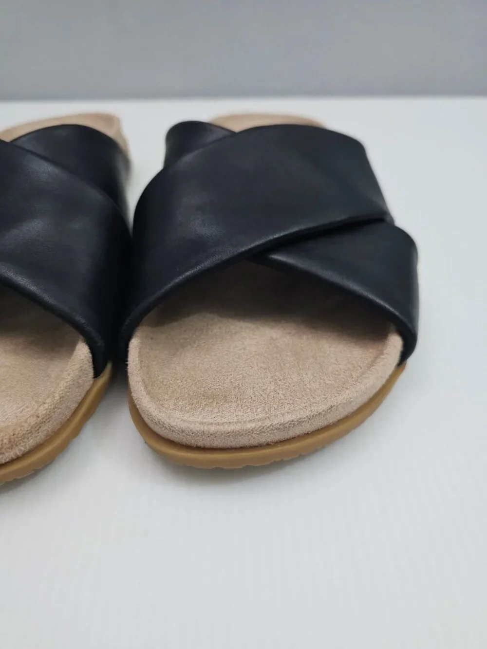 Vionic Black Cross‑Strap Comfort Slide